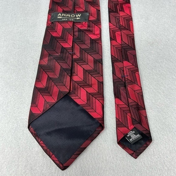 Arrow Men's 100% Silk Neck Tie Red And Black Geometric Tie, 3.75 x 58 - Picture 5 of 6